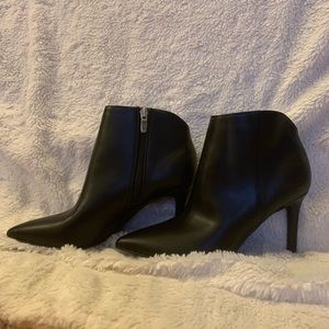 NWOT 🎄NINE WEST BLACK BOOTIES W LEATHER STILETTO HEEL - never worn!